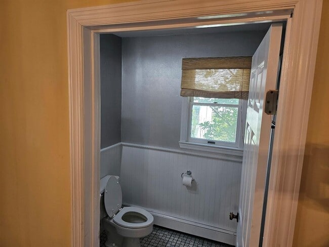Building Photo - 10 Covert St