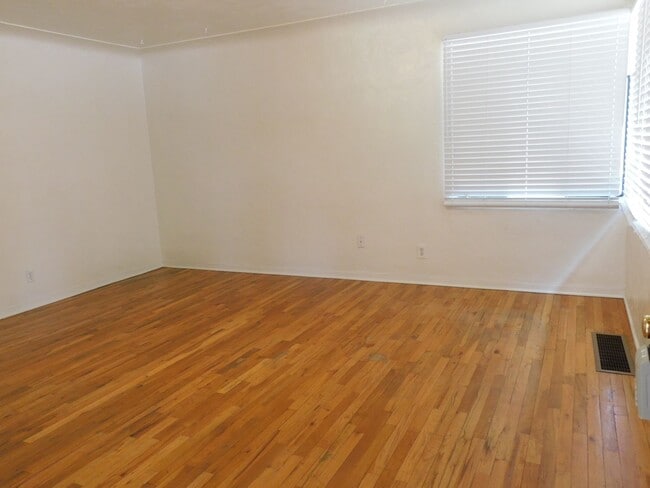 Building Photo - Walking Distance CMU/St Mary's