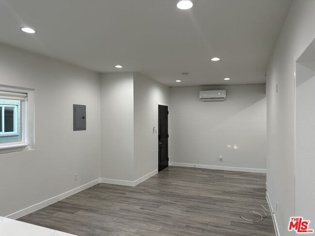 Building Photo - 608 W Hillcrest Blvd