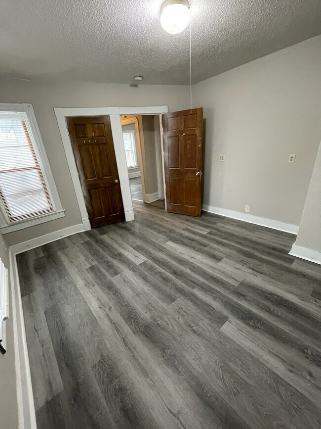 Building Photo - 2923 N Girard Ave
