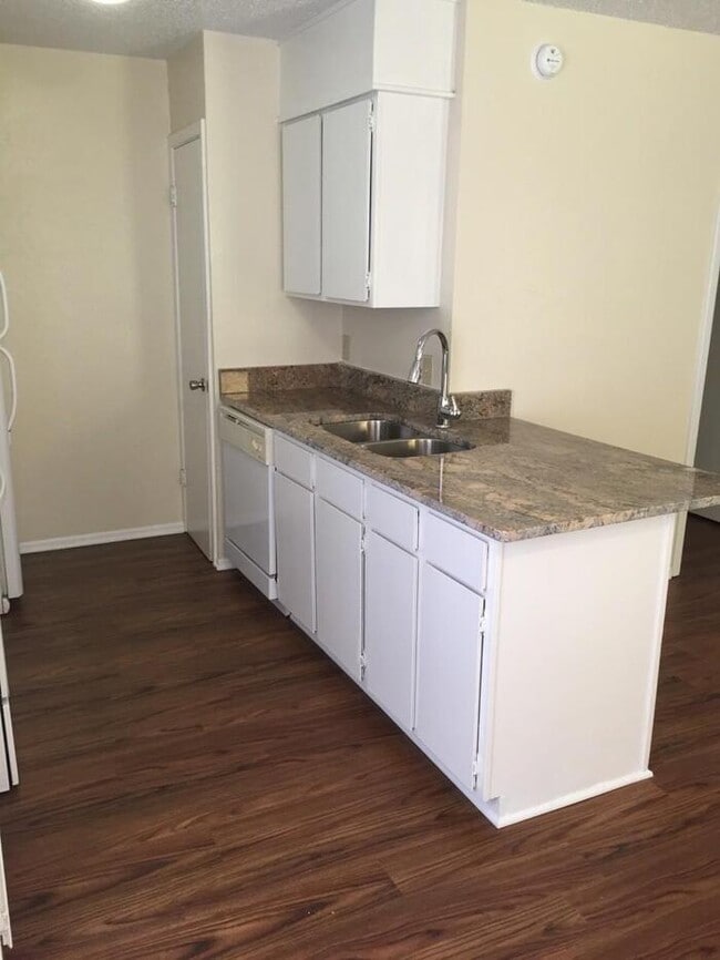 Building Photo - Available now. END 4PLEX TOWNHOME, 2 BR/1....