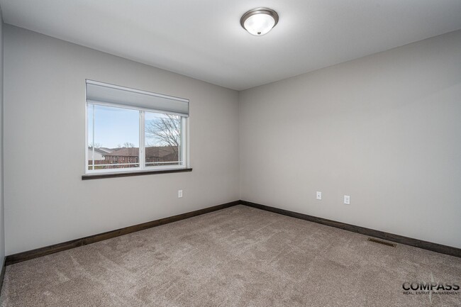 Building Photo - SPACIOUS AND MODERN TOWNHOME