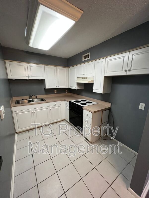 Building Photo - 402 Lower 8th Ave S