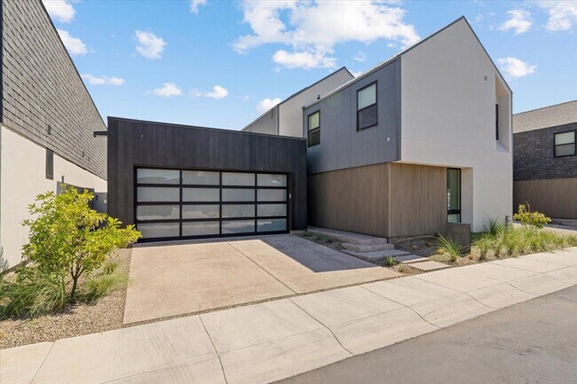 Building Photo - 1329 E Pomelo Grove Ln