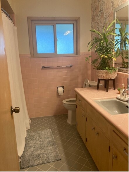 First floor full bathroom - 8511 W Wisconsin Ave