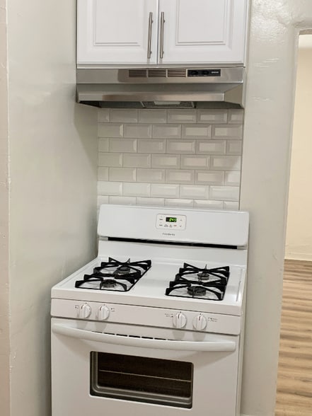 Building Photo - 808 N Poinsettia Pl