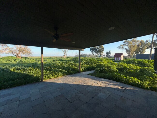 Building Photo - 4-bedroom, 2-bathroom home located in the vibrant city of Visalia, CA.