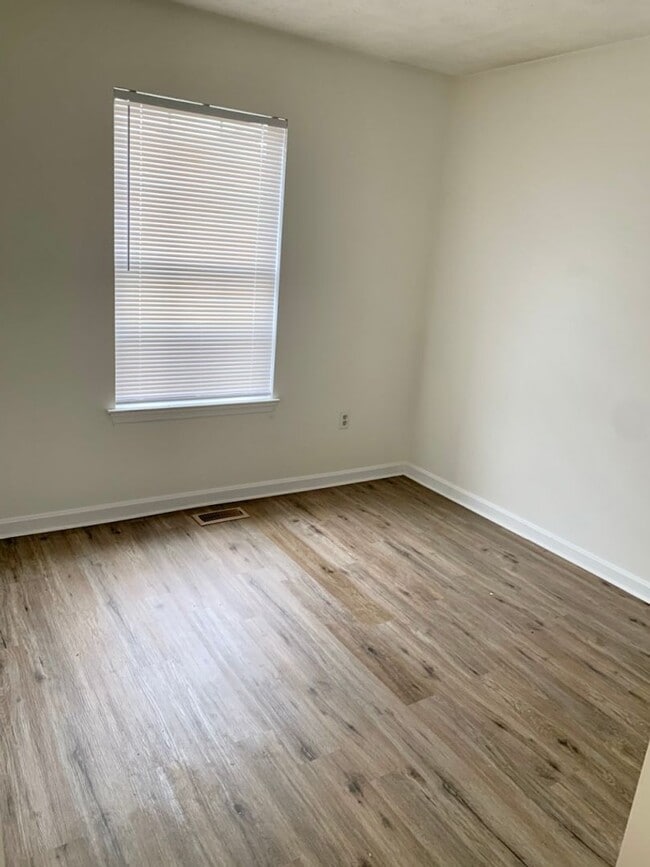 Building Photo - Spacious 3 Level 3 Bedroom Townhouse