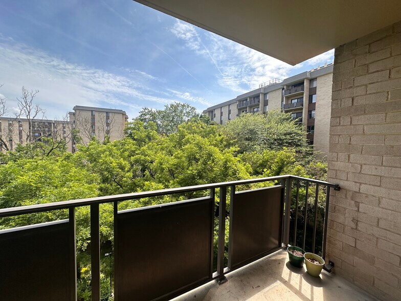 Building Photo - 6001 Arlington Blvd