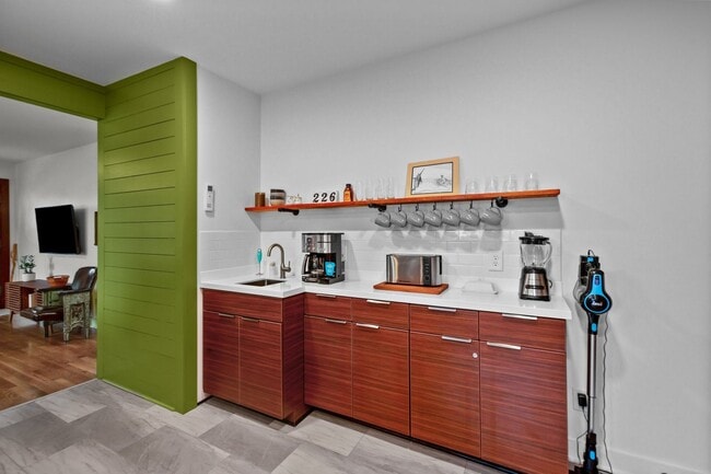 Building Photo - Modern Furnished Cottage Located Downtown!