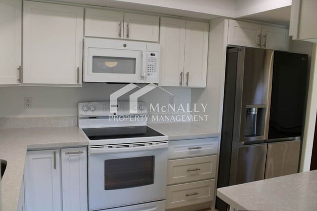 Building Photo - Spacious 3-Bedroom Condo with Detached 1-C...