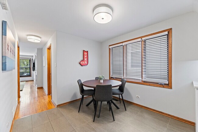 Building Photo - 2034 W Berteau Ave