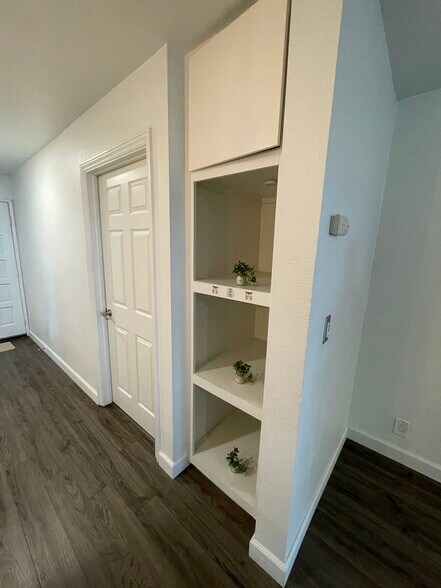 Building Photo - 4041 Oakcrest Dr