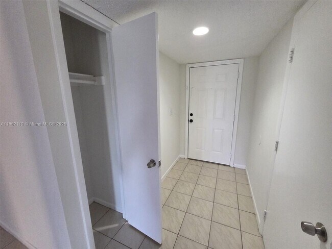 Building Photo - 9430 S Meadows Cir