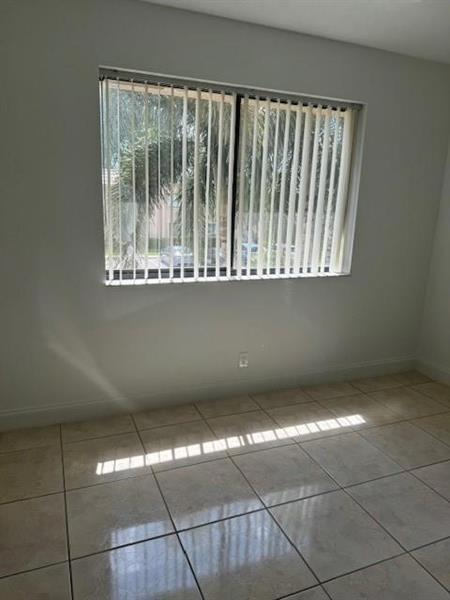 Building Photo - 380 Racquet Club Rd