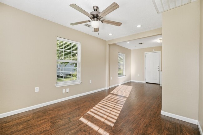 Building Photo - 2102 N Galveston Ave