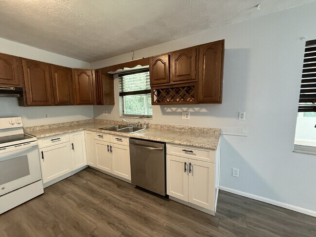 Building Photo - North Airport Manufactured Home on quiet street.