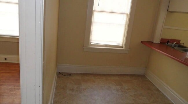 Building Photo - 450 Garland St