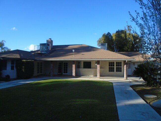 Building Photo - NW - CUSTOM HOME WITH POOL!!