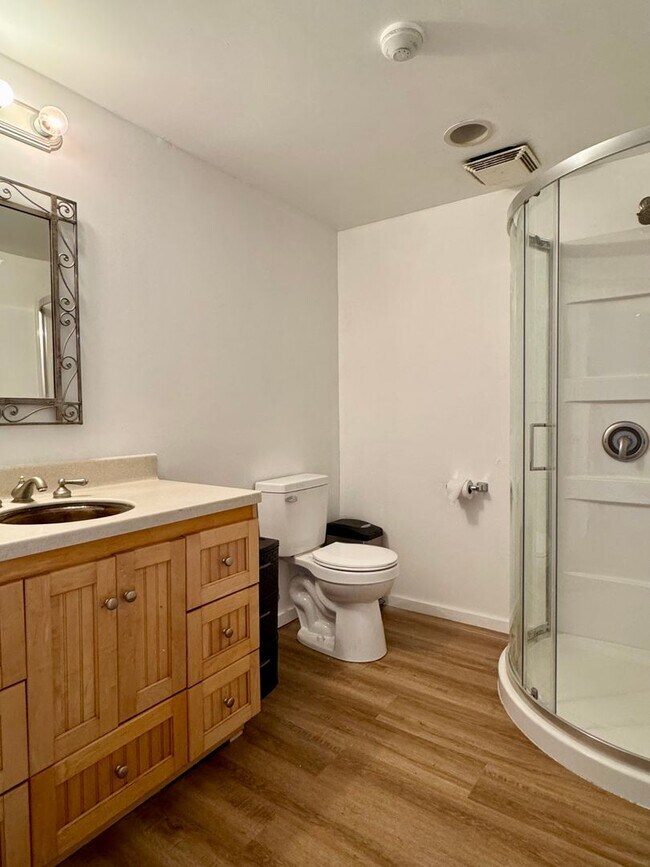 Building Photo - Queen Anne Loft Apartment