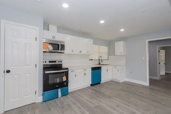 Building Photo - 5429 De Lange Ln