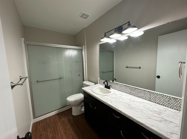 Main Bathroom - 1700 Scurry St