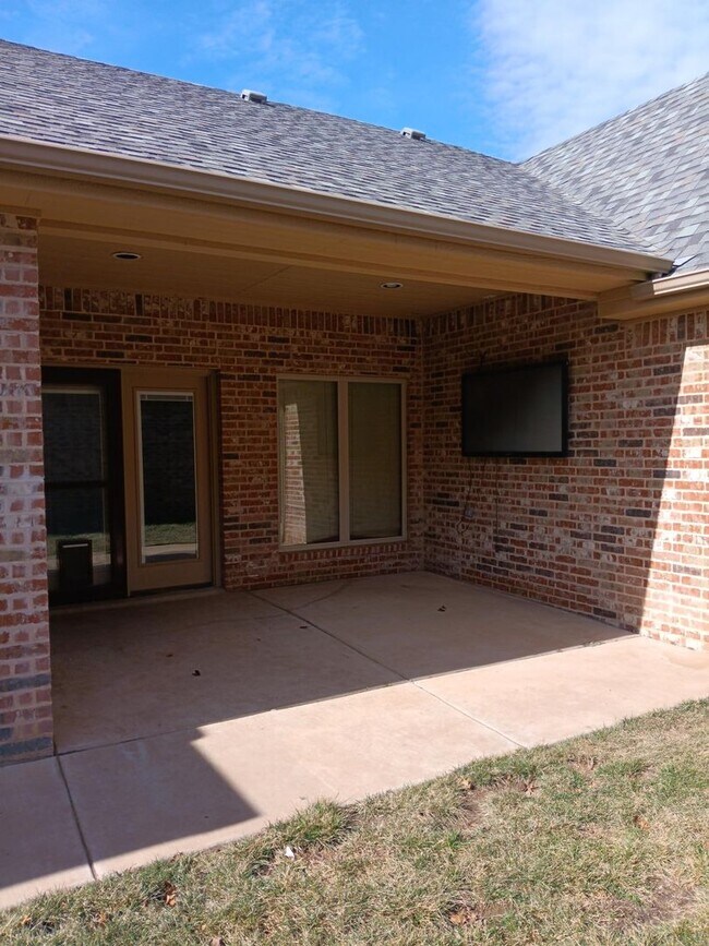 Building Photo - Hinge Property Management