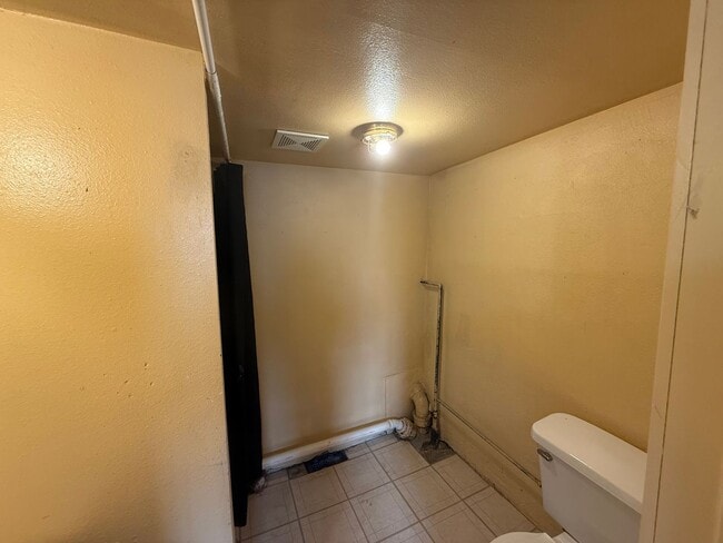 Building Photo - Pet Friendly, One Car Detached Garage, Own...