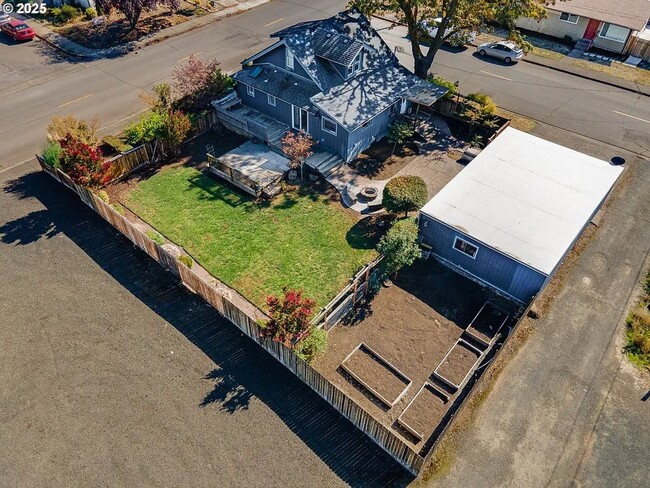 Building Photo - Rare Single Family Home  W/ 2 car garage