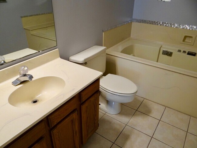 Building Photo - 2 bedroom unfurnished LONG TERM RENTAL in Fairway Ridge