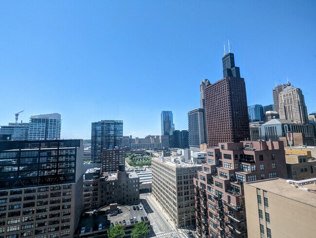 Building Photo - 600 S Dearborn St