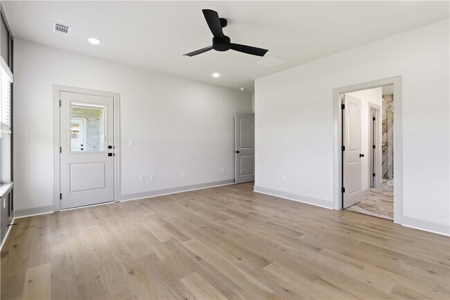 Building Photo - 970 Trestle Ln