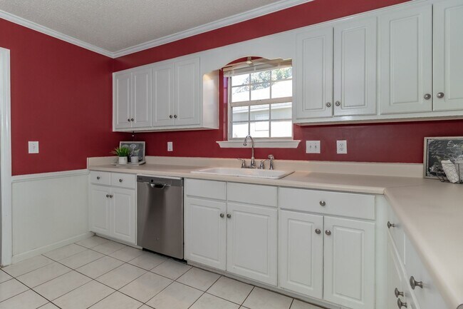 Building Photo - Beautiful 4 Bedroom, 2 Bath home with Large Yard