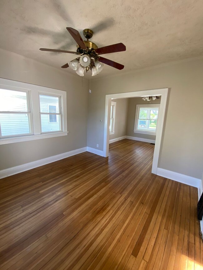 Building Photo - Updated 1 Bedroom Home with Garage