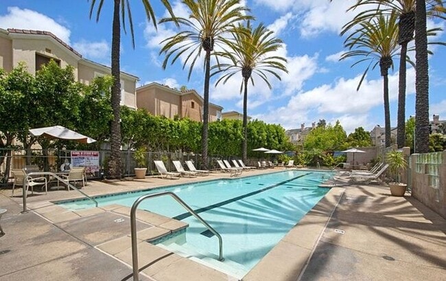 Building Photo - Desirable 2 Bedroom 2.5 Bathroom Townhome ...