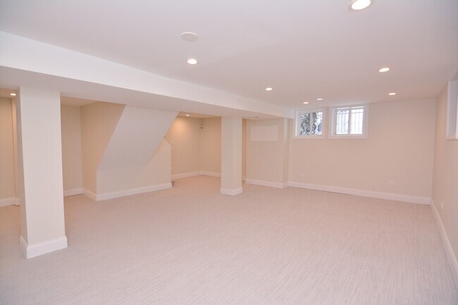 Building Photo - 2528 W Charleston St