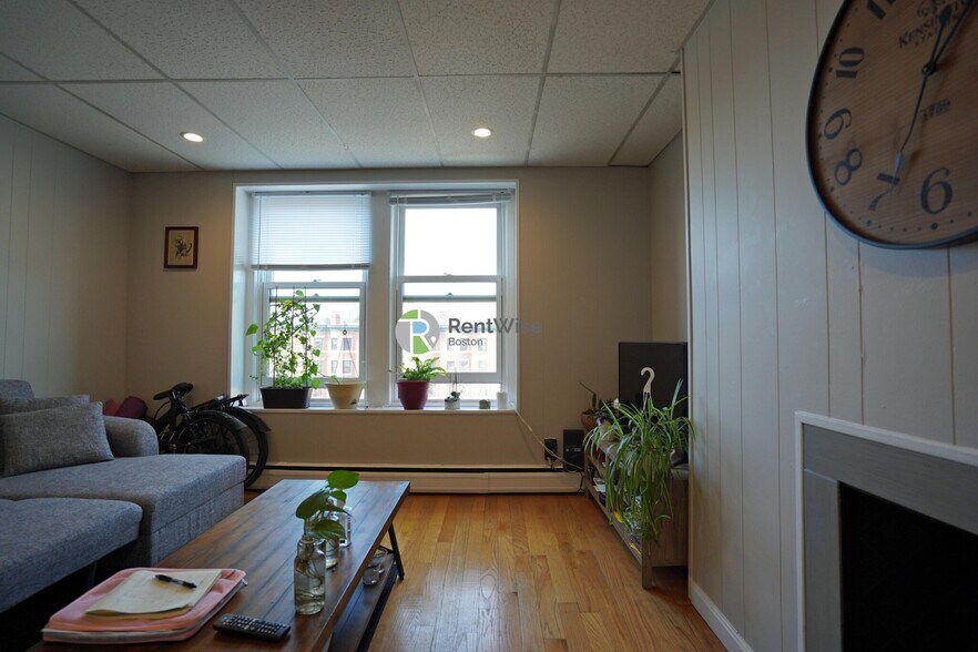 Building Photo - 1055 Beacon St