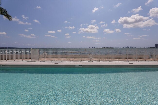 Building Photo - 700 NE 25th St