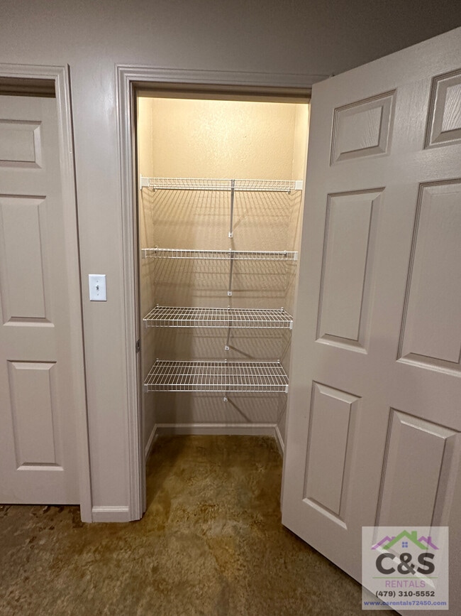 Building Photo - 601 N 6-1/2 St