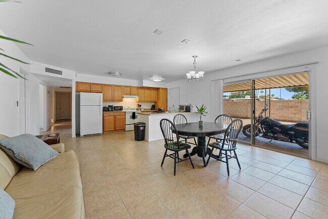 Building Photo - 5409 S Hazelton Ln