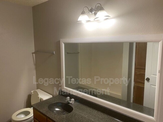 Building Photo - 1607 Sun Valley Dr