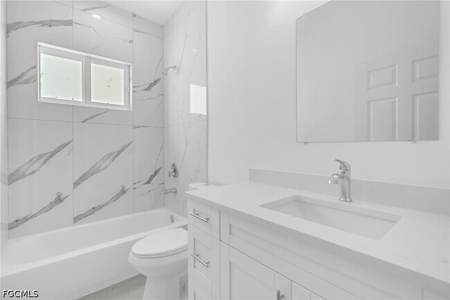 Building Photo - 747 Newell St E