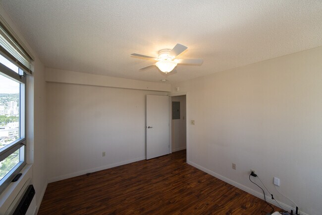 Building Photo - 1315 Kalakaua Ave