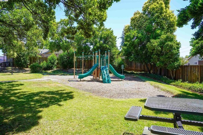 Building Photo - 3670 Silver Oaks Way