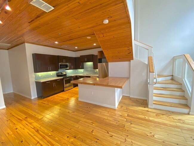 Building Photo - Stunning and Unique Luxury Town Home for R...