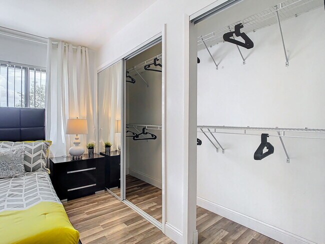 Building Photo - Vineland Road, Orlando, FL 32811 - 2 BR 2.5 BA townhouse