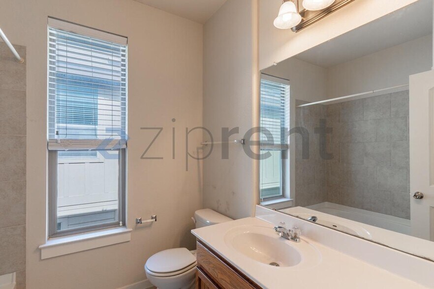 Building Photo - Unit 28