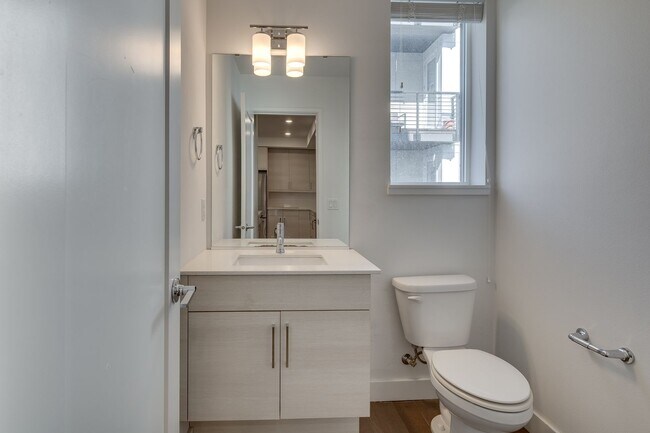 Building Photo - Modern Sammamish Townhome with Style, Spac...