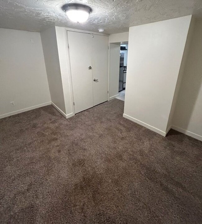 Building Photo - Duplex For Rent in South Salt Lake!