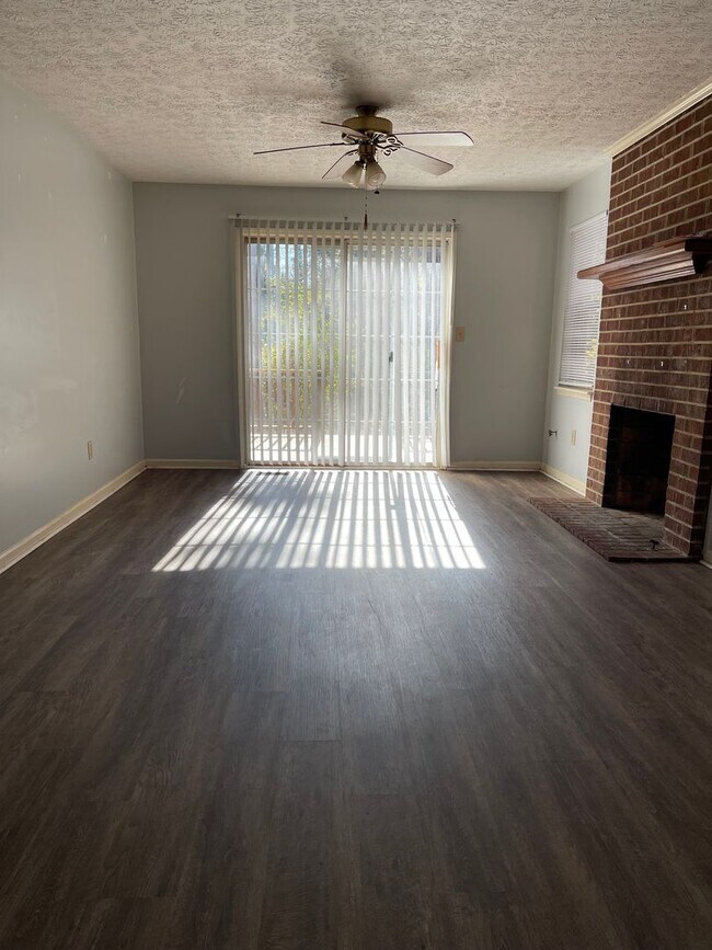 Building Photo - 2/2 Duplex in 5 POINTS near Memorial Park!!!  Available April 2026